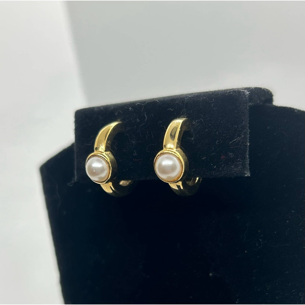 Vintage Napier dainty Gold Tone Pearl Huggie Hoop Screw Back Earrings Signed mcm - Picture 6 of 12